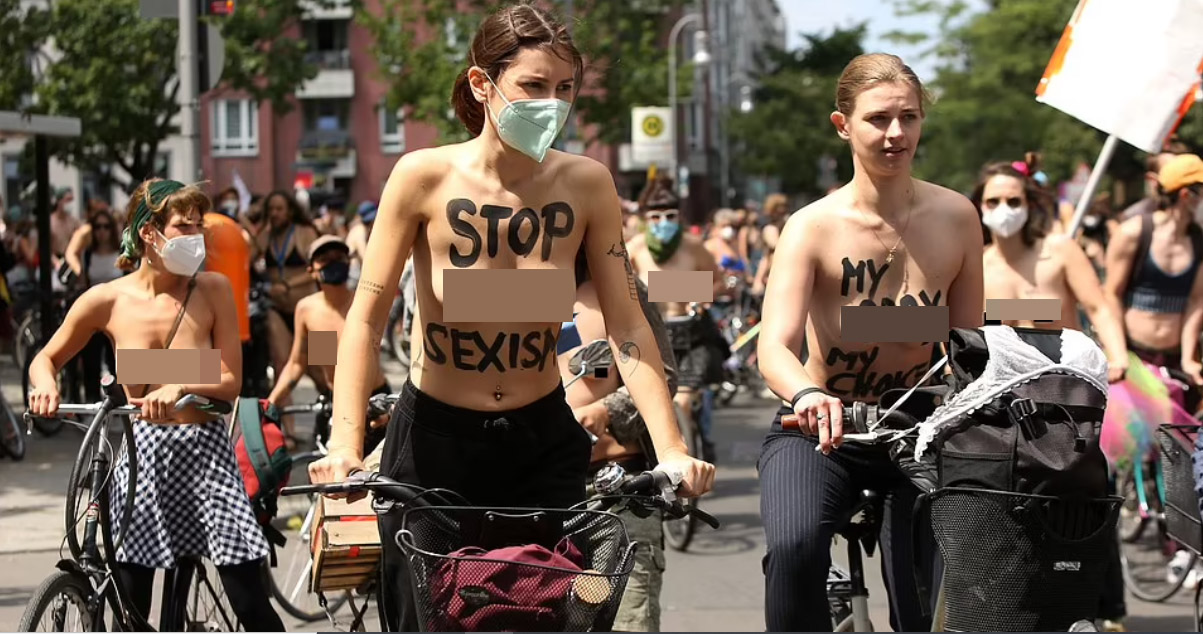 Hàng chục người phụ nữ khác&nbsp;đã để ngực trần, đi xe đạp qua các tuyến đường ở Berlin, Đức, nhằm phản đối quy định cấm phụ nữ để ngực trần, tắm nắng trong công viên.