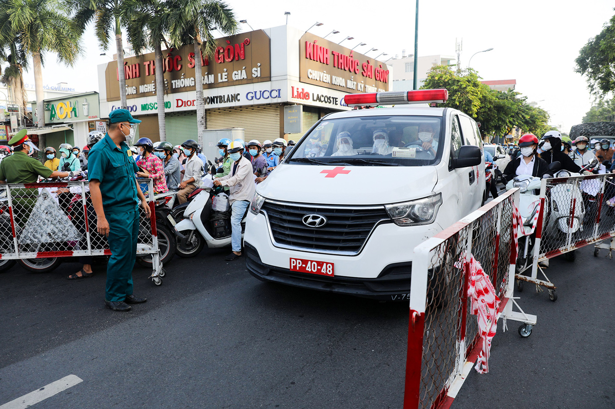 Kẹt xe kinh hoàng, xe cấp cứu bị “bao vây” giữa biển người tại chốt kiểm soát dịch COVID-19 - 10