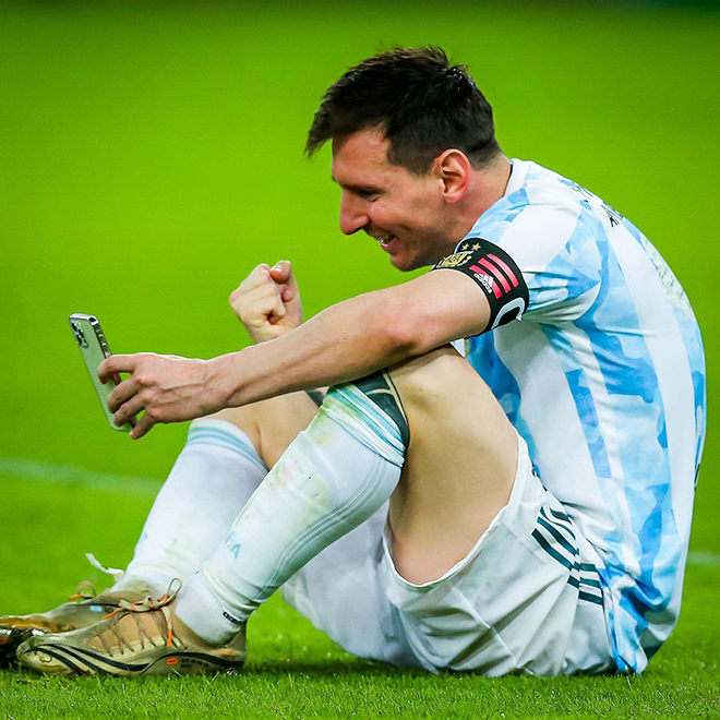 Messi dùng chiếc iPhone này để gọi điện cho vợ khoe huy chương vô địch Copa America - 3