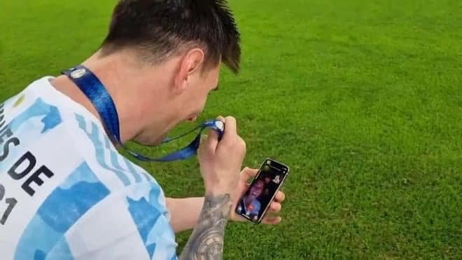 Messi dùng chiếc iPhone này để gọi điện cho vợ khoe huy chương vô địch Copa America - 4