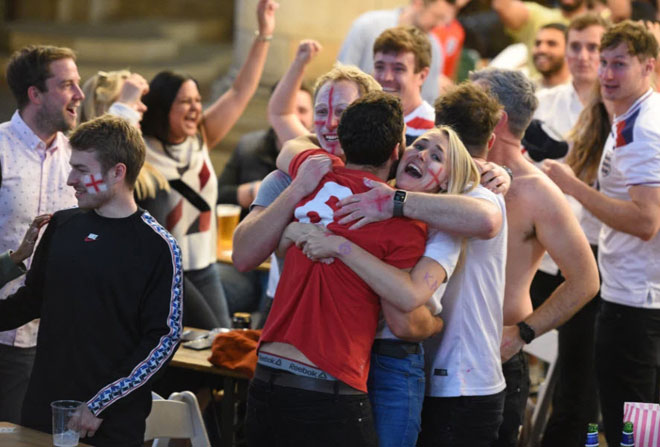 Nước Anh cổ vũ chung kết EURO: CĐV "Tam sư" trải qua nhiều cung bậc cảm xúc - 4
