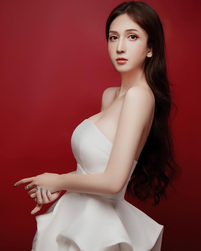 Fanpage "Hoa hậu Hoàn vũ Việt Nam" chia sẻ hình ảnh của loạt gái xinh tham dự cuộc thi ảnh online. Nguyễn Hoàng Học - hot girl chuyển giới nổi tiếng là một trong số đó. 
