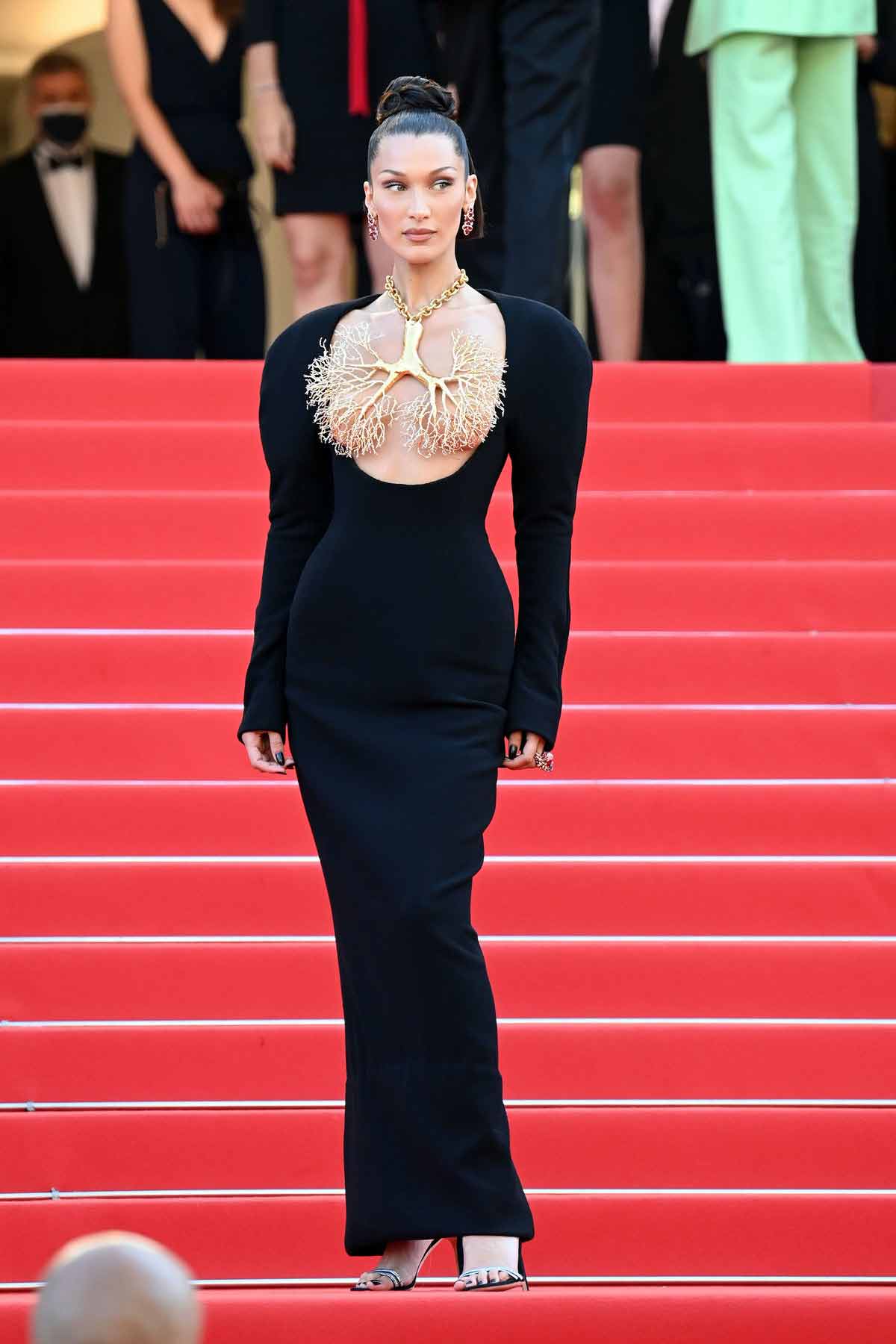 Bella Hadid xuất hiện tại thảm đỏ LHP Cannes 2021.