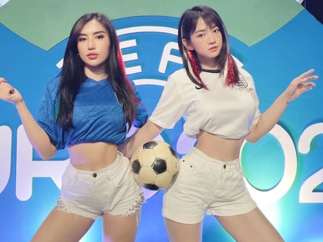 Giải trí - 2 hot girl gây chú ý với loạt ảnh cổ vũ chung kết Euro hóa ra là người quen showbiz