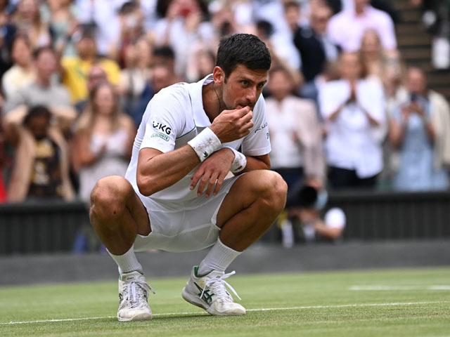 Thể thao - Djokovic &quot;gặm cỏ&quot; ăn mừng vô địch Wimbledon, san bằng kỷ lục của Federer - Nadal