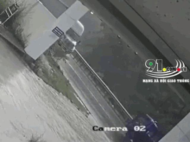 Tin tức trong ngày - Clip: Kinh hoàng cảnh container vượt ẩu, đâm nát xe tải ở Lạng Sơn