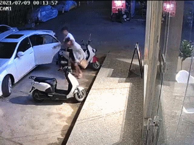 Bạn trẻ - Cuộc sống - Cô gái bị bắt cóc trắng trợn giữa phố, hành động bạo lực của gã trai làm dân tình "nóng máu"