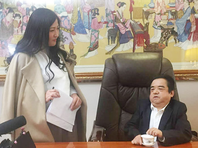 Phim - "Nam diễn viên lùn nhất TQ" phải ngủ gầm cầu, có 4 cô vợ mỹ miều khiến ai nấy kinh ngạc