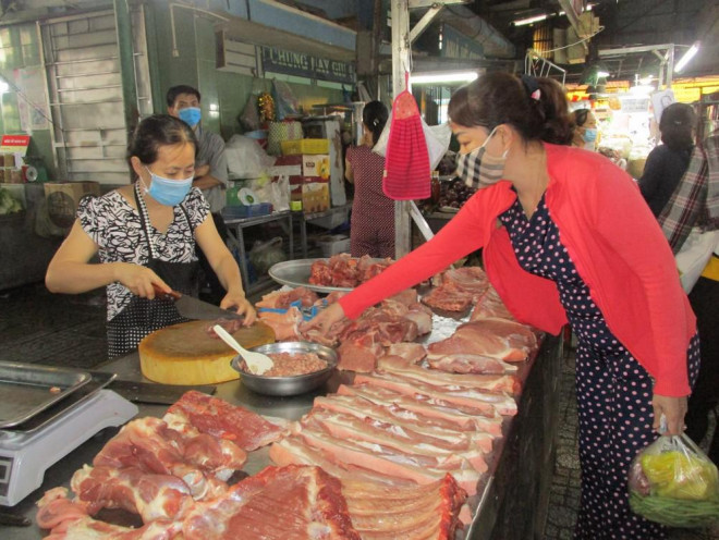 Nhiều chợ truyền thống đóng cửa, tiêu thụ thịt heo khó khăn (ảnh minh họa)