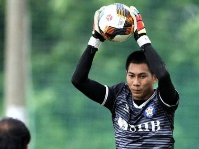 Bóng đá - Thủ thành bị HLV Park Hang-seo "bỏ quên" nhận lót tay cực khủng