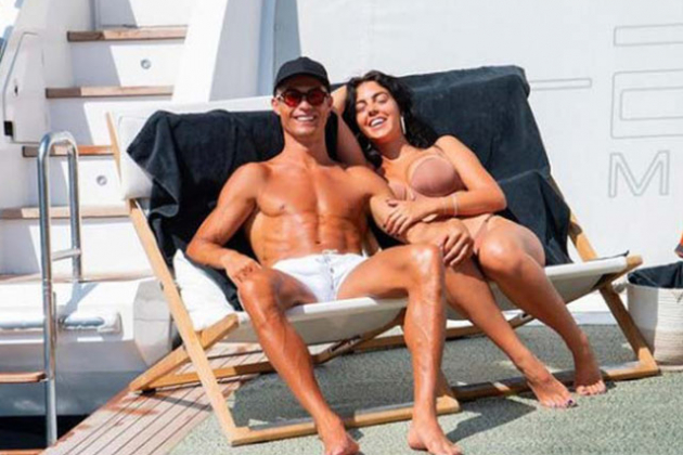 Ronaldo khoe ảnh nóng bỏng bên người đẹp, nói gì sau khi giành vua phá lưới EURO?