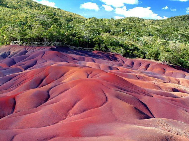 Khối đá 7 màu ở Mauritius: Khu vực này hình thành những tảng đá trông giống như được người khổng lồ sơn lên bằng những màu sắc khác nhau. Tuy nhiên, đây là sự hình thành đá tự nhiên và là một trong những hiện tượng kỳ lạ nhất trên Trái đất. 
