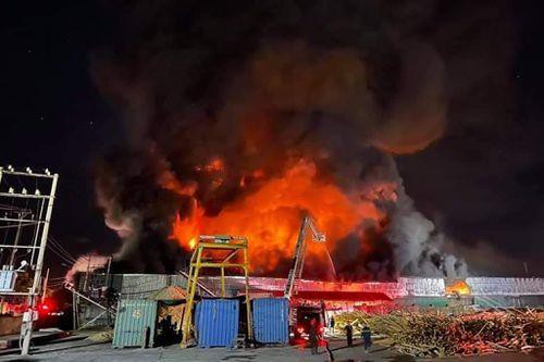 Đại diện UBND phường Hà Khánh, cho biết ngọn lửa bốc lên từ khu vực chứa lốp ôtô và các vật liệu dễ bắt lửa.