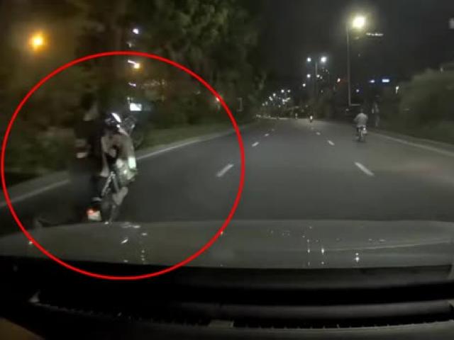Tin tức trong ngày - Clip: “Tổ lái” đầu trần thay nhau bốc đầu, đánh võng trước mũi ô tô trên phố Hà Nội