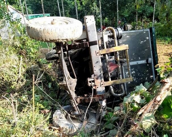 Chiếc công nông bị tuột dốc gây tai nạn nghiêm trọng (Ảnh Báo Nghệ An)