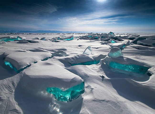 Băng Emerald ở Nga: Băng Emerald xuất hiện tại hồ Baikal, đây là hồ nước ngọt lớn nhất và chứa khoảng 20% ​​lượng nước ngọt của Trái đất. Đây cũng là một trong những hồ lâu đời nhất trên thế giới có niên đại hơn 25 triệu năm. Khi hồ đóng băng là lúc Emerald Ice được tạo ra. 
