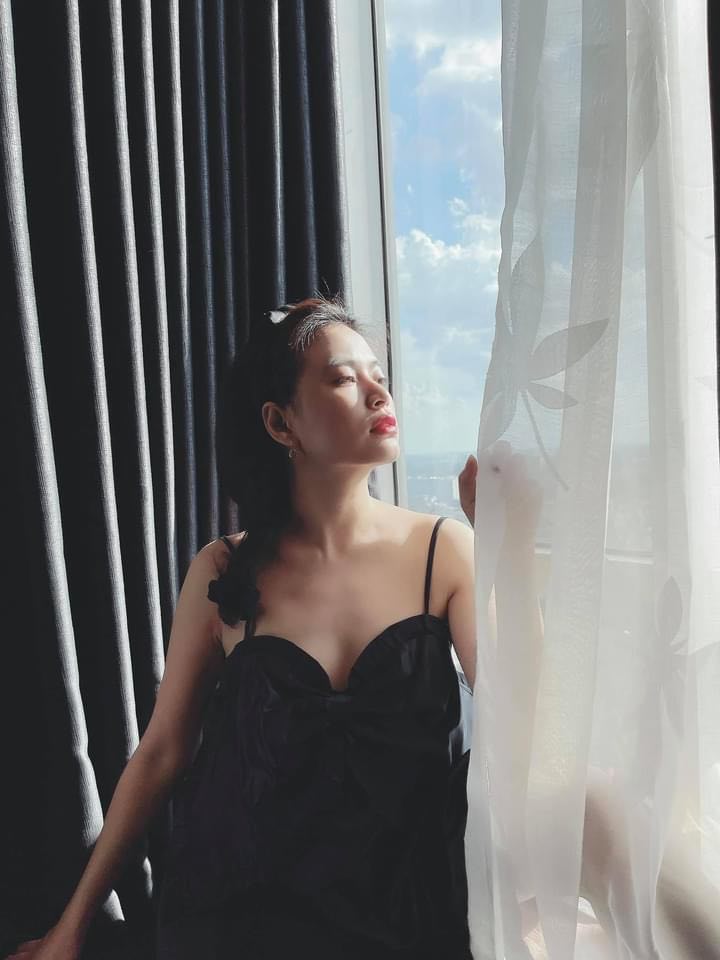 "Cô dâu Hà Nội", Hoàng Thuỳ Linh mặc nội y, váy ngủ gợi cảm ở nhà mùa dịch - 3
