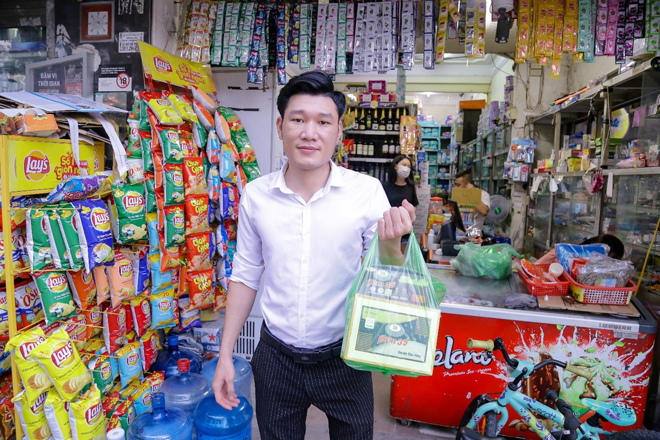 Khách hàng rất thích thú khi mua kem 35 Tràng Tiền
