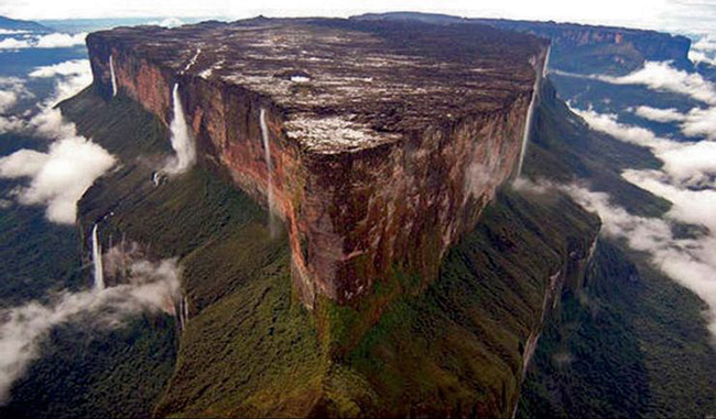 Roraima ở Venezuela: Khu vực này giống như đang còn ở thời tiền sử. Đây thực sự là một di tích sống trong quá khứ của Trái đất. Nó được ước tính là khoảng 2 tỷ năm tuổi. 
