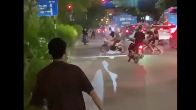Thấy cảnh sát chặn phía trước nhóm thanh niên đi xe máy quay đầu tháo chạy.