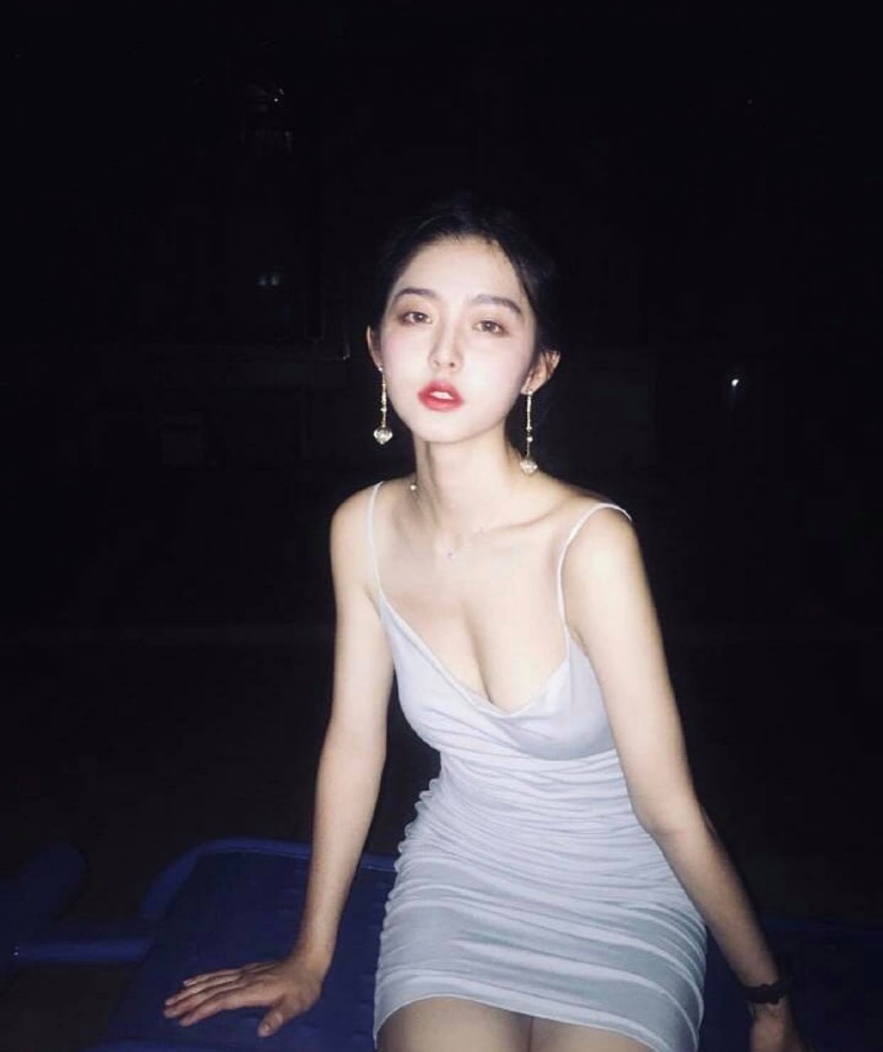 Ying Ning thường xuyên chưng diện những thiết kế nửa kín nửa hở, không tập trung phô trương hình thể hời hợt.