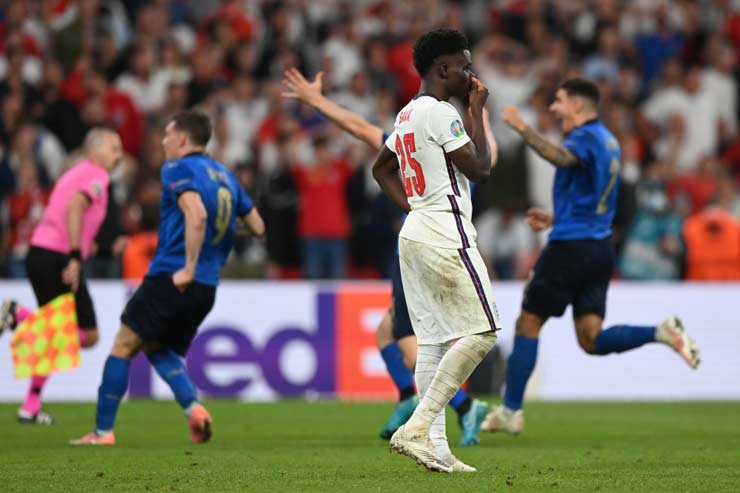 Tiền vệ mới 19 tuổi Bukayo Saka đá hỏng quả luân lưu cuối cùng khiến ĐT Anh hụt chức vô địch EURO năm nay vào tay người Ý