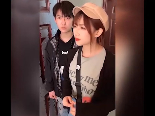 Cười 24H - Phản ứng bất ngờ của ông bố khi con gái lần đầu dẫn bạn trai về nhà