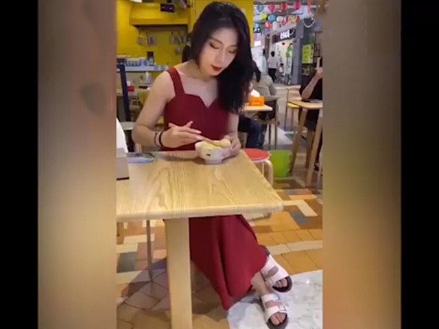 Cười 24H - Người đẹp quyết không từ bỏ khi thấy "miếng ăn đến miệng" còn rơi mất