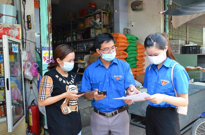 Tỉnh Bà Rịa - Vũng Tàu đang có những biệt đội "đi từng ngõ, gõ từng nhà" để tuyên truyền, hướng dẫn cài đặt Bluezone. (Ảnh: Minh Thanh/Báo Bà Rịa - Vũng Tàu)