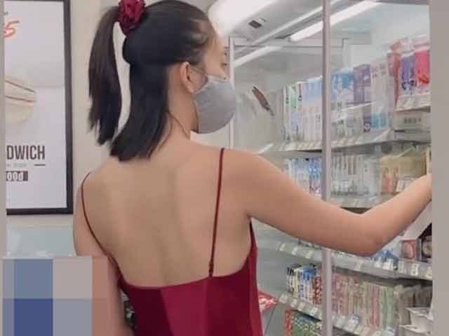 Thời trang - Hoa hậu Tiểu Vy táo bạo mặc váy ngủ đi siêu thị