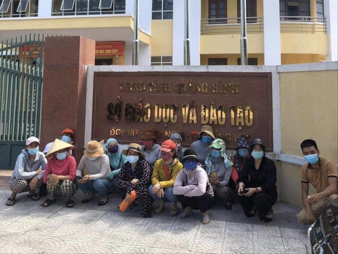 Nhiều phụ huynh học sinh ở Bố Trạch đến Sở GD&amp;ĐT Quảng Bình kiến nghị về kỳ thi tuyển sinh lớp 10