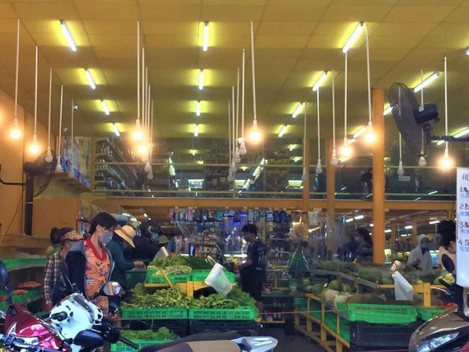Người dân mua hàng tại một cửa hàng Bách Hóa Xanh