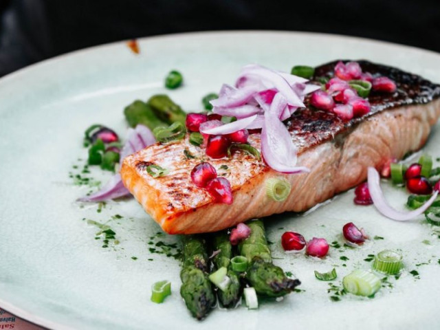 Sức khỏe đời sống - Dịch bệnh ngồi nhà, nếu chỉ ăn cá mỗi ngày chuyện gì xảy ra?