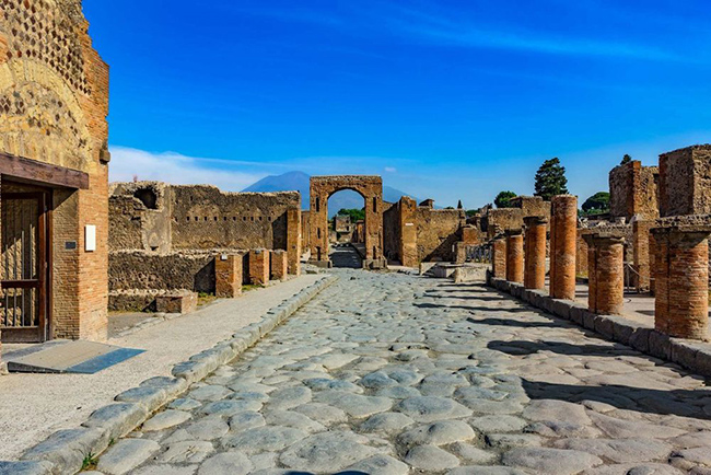 Pompeii và Herculaneum, Ý: Thành phố Pompeii bị bao phủ bởi một làn sóng tro bụi khi núi lửa Vesuvius phun trào vào năm 79 sau Công nguyên, với nhiều công dân của thành phố này đã bị chôn sống.
