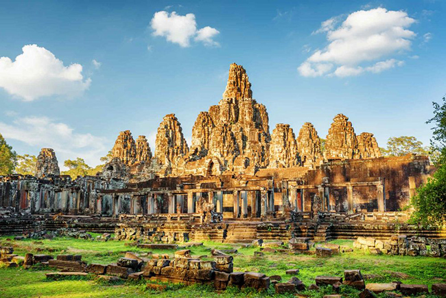 Angkor, Campuchia: Một trong những thắng cảnh tuyệt vời nhất của thế giới, quần thể Angkor của Đế chế Khmer phát triển mạnh mẽ từ thế kỷ IX đến thế kỷ XV sau Công nguyên. 
