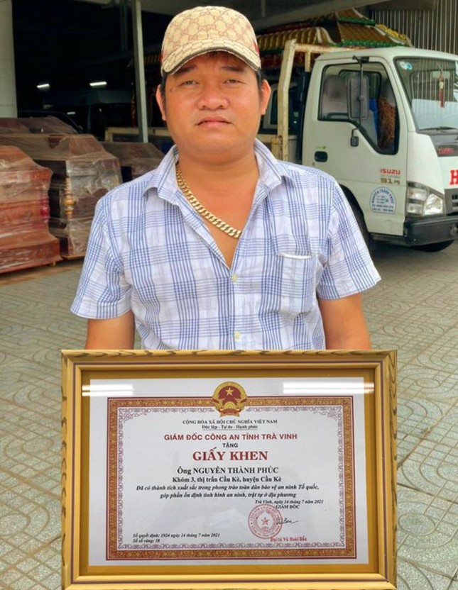 Anh Nguyễn Thành Phúc được Giám đốc Công an tỉnh Trà Vinh tặng giấy khen. Ảnh: M.T
