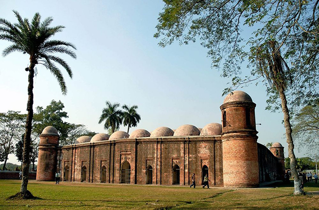 Nhà thờ Hồi giáo Thành phố Bagerhat, Bangladesh: Thành phố gồm 360 nhà thờ Hồi giáo này đã rơi vào tình trạng hư hỏng ngay sau cái chết của người sáng lập và bị vùi dập dưới thảm thực vật trong nhiều thế kỷ.
