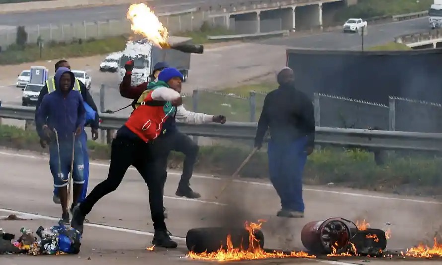 Người biểu tình đụng độ với cảnh sát ở Nam Phi.