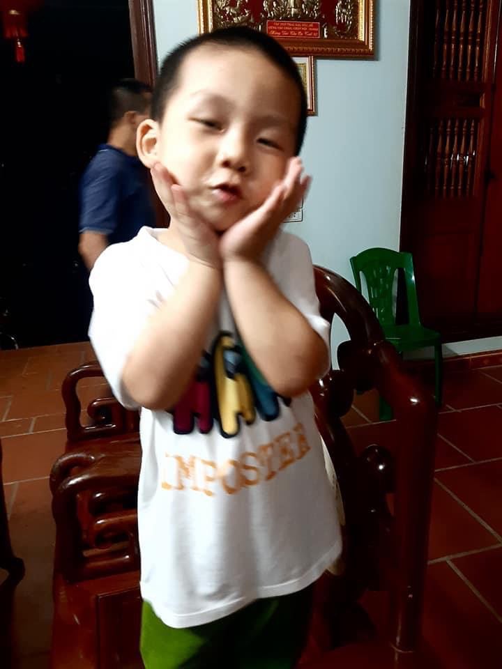 Tiến Quốc đã đi học mầm non và rất hiếu động.