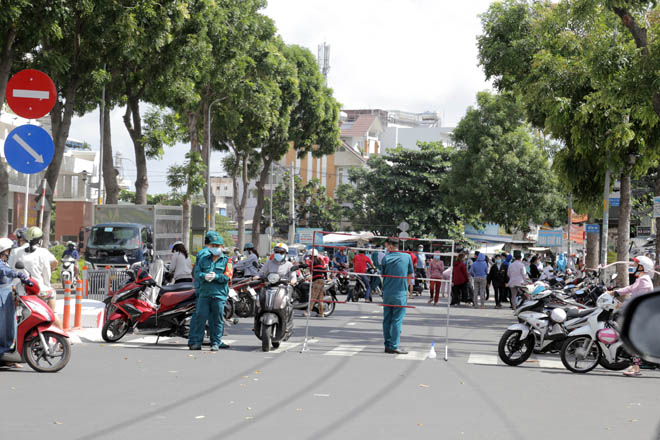 Lực lượng chức năng thực hiện lệnh phong tỏa để đảm bảo an toàn phòng, chống dịch COVID-19. Ảnh minh họa.