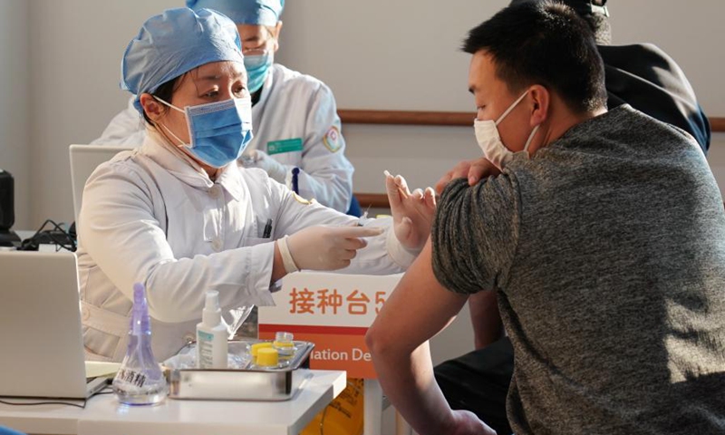 Người dân đi tiêm vắc xin Covid-19 tại một trung tâm chăm sóc sức khỏe cộng đồng ở Bắc Kinh, Trung Quốc hôm 3/1. Ảnh: Tân Hoa xã