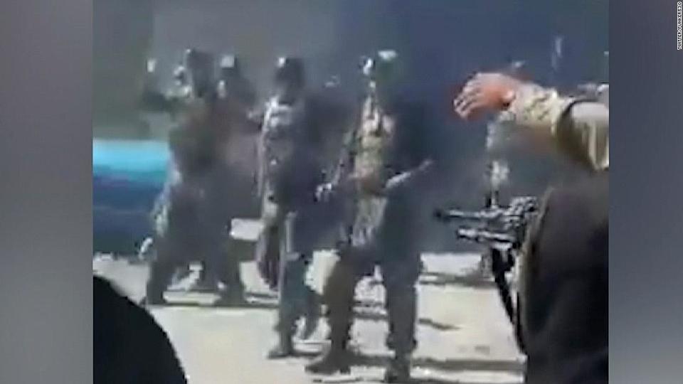 Các biệt kích Afghanistan giơ tay xin đầu hàng.