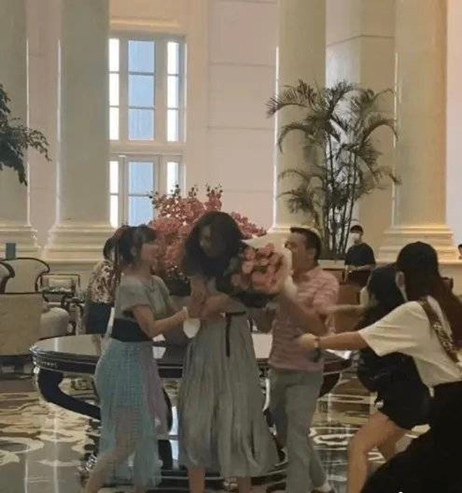 Người mẫu siêu vòng 1 hoảng loạn, trốn chạy khi bị fan cuồng đòi ôm - 1