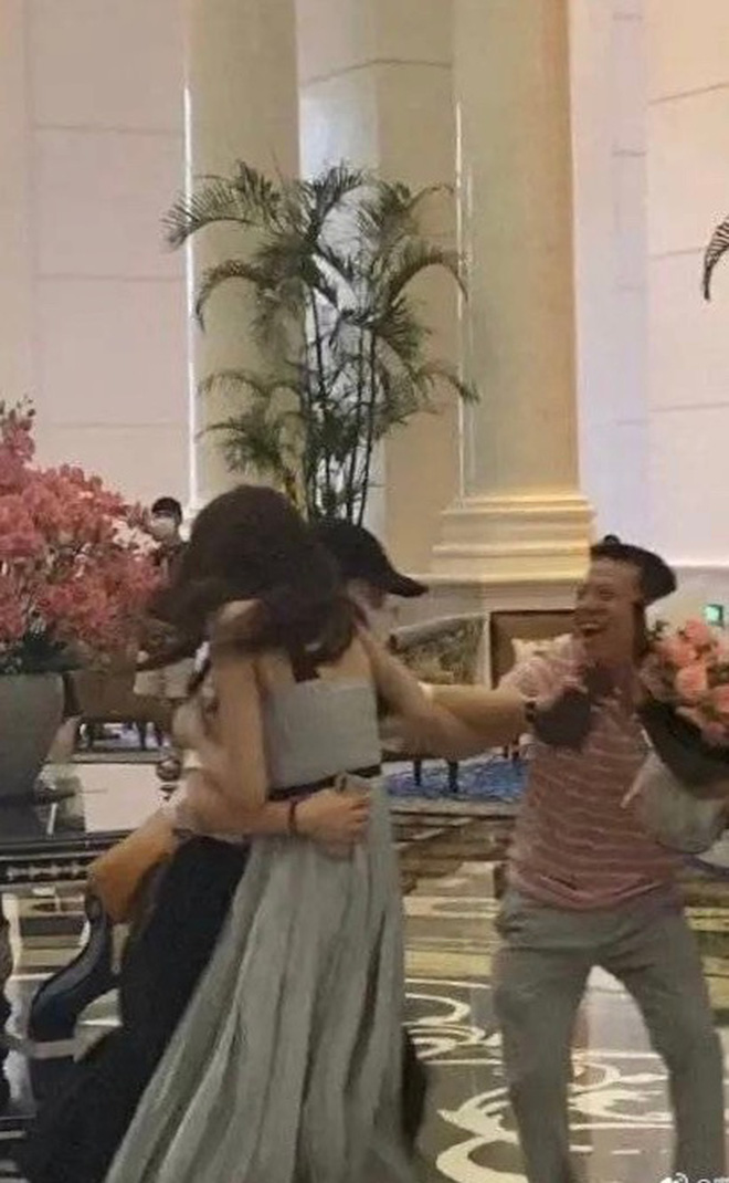 Châu Vỹ Đồng hoảng loạn chạy trốn khi bị fan cuồng tấn công, quấy rối&nbsp;