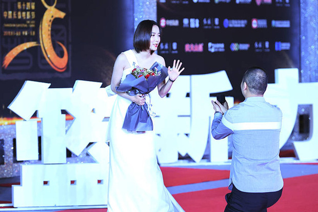 Người này cũng lao lên thảm đỏ, quỳ xuống và dâng nhẫn cầu hôn Vương Lạc Đan khiến cô bối rối từ chối.