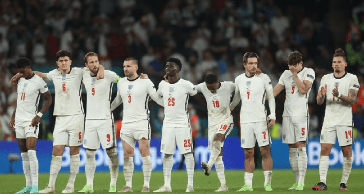 Các cầu thủ Anh đều bày tỏ sự đồng lòng ủng hộ với các cầu thủ đá hỏng luân lưu trước Italia