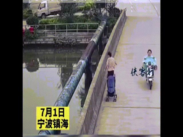 Bạn trẻ - Cuộc sống - Mẹ bỏ con trên cầu rồi nhảy thẳng xuống dưới, hình ảnh camera ghi lại gây bàng hoàng