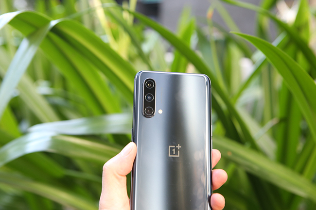 OnePlus Nord CE 5G có 3 camera sau: Camera chính 64MP (khẩu độ lớn f/1.79) hỗ trợ lấy nét theo pha, camera góc siêu rộng 119 độ đạt độ phân giải 8MP cùng khẩu độ f/2.3, và camera độ sâu 2MP.
