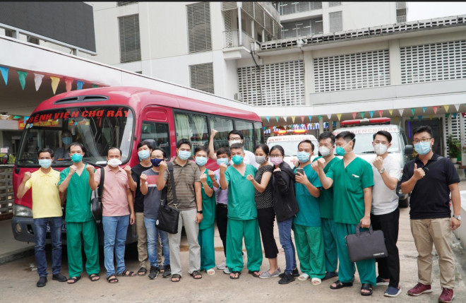 Bác sĩ Trần Thanh Linh làm đội trưởng Đội chi viện Bệnh viện Chợ Rẫy hỗ trợ Trung tâm hồi sức bệnh nhân COVID-19 quy mô 1.000 giường ở TP Thủ Đức. Ảnh: BVCC
