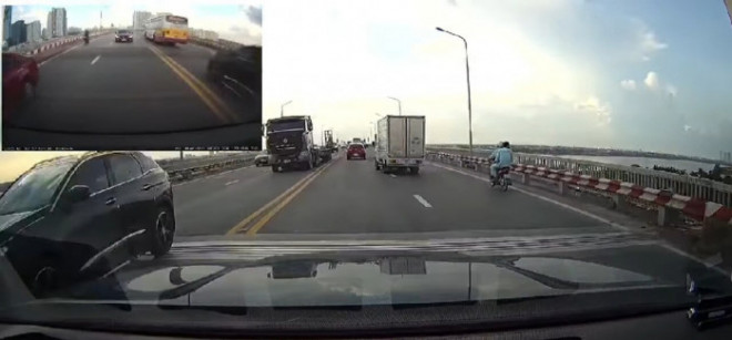 Người điều khiển mô tô ngang nhiên lưu thông trên cầu Thăng Long (Ảnh cắt từ clip)